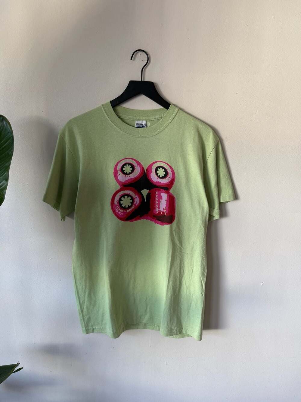 Gildan Red Hot Chili Peppers Skateboard Wheels T-Shirt Size M Green